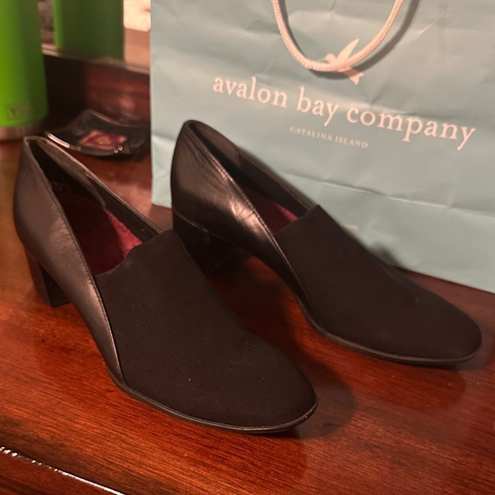 Munro black block heel shoes. EUC size 8.5